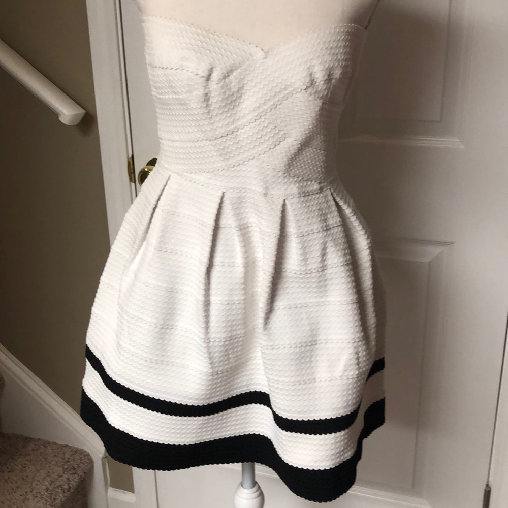 Fabulous! Strapless white & black textured party!